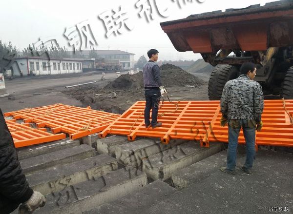 我公司為濟寧興鑫能源有限責任公司安裝重型（煤礦專(zhuān)用）工程洗車(chē)機5.jpg