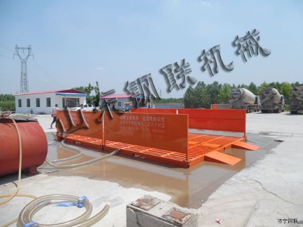 山東汶上和潤建材安裝5米寬7米長(cháng)免基礎洗車(chē)機2.jpg