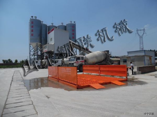 山東汶上和潤建材安裝5米寬7米長(cháng)免基礎洗車(chē)機3.jpg