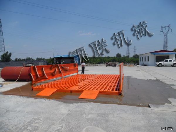 山東汶上和潤建材安裝5米寬7米長(cháng)免基礎洗車(chē)機5.jpg