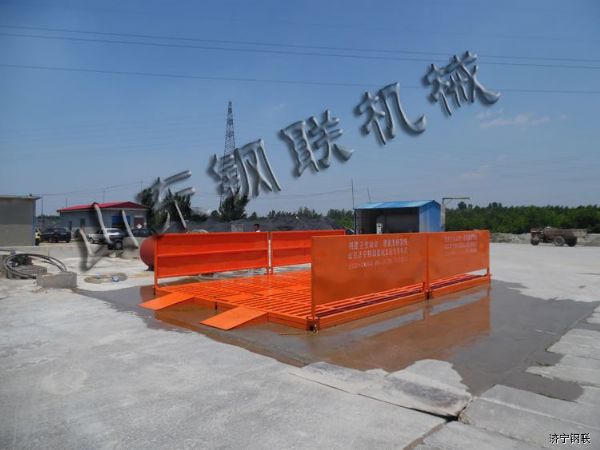 山東汶上和潤建材安裝5米寬7米長(cháng)免基礎洗車(chē)機6.jpg