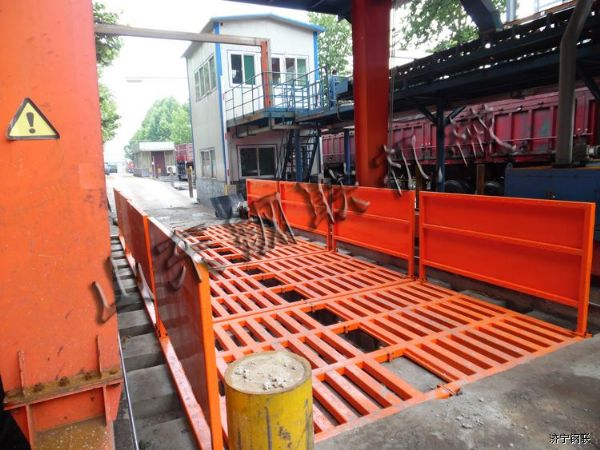 山東唐口煤礦安裝煤礦專(zhuān)用洗車(chē)機2.jpg