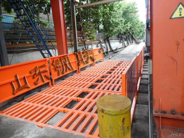 山東唐口煤礦安裝煤礦專(zhuān)用洗車(chē)機3.jpg