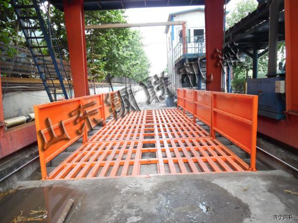 山東唐口煤礦安裝煤礦專(zhuān)用洗車(chē)機4.jpg